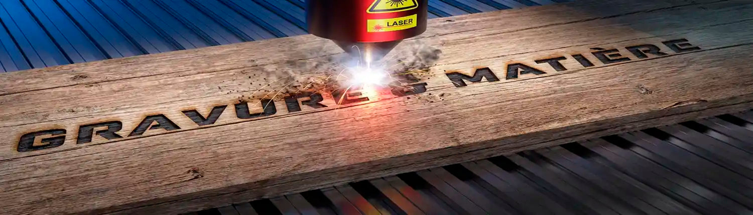 Gravure laser en cours sur un objet en bois artisanal